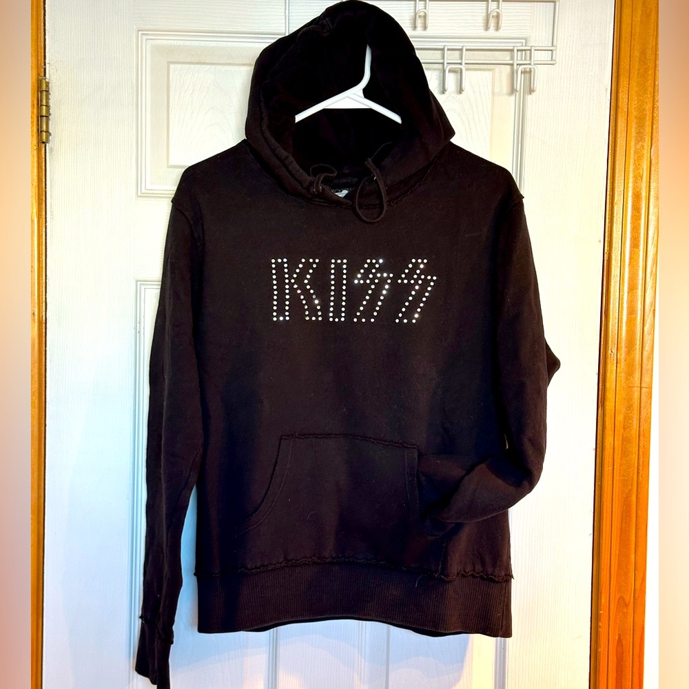 Are you a member of the KISS army? With this hoodie, you’re about to be 💋 🎸